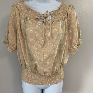 NWT Easel Women’s Beige Floral Peasant Top with Lace Trim